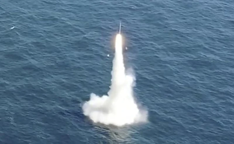 Tên lửa đạn đạo phóng dưới nước đầu tiên của Hàn Quốc. Ảnh trích từ video của Bộ Quốc phòng Hàn Quốc.