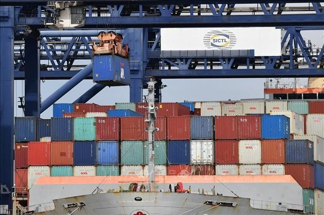 Bốc dỡ container hàng hóa tại cảng Botany ở Sydney, Australia. Ảnh: AFP/TTXVN