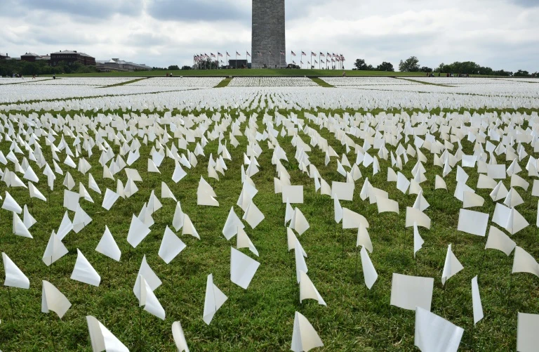 Cờ trắng được nhìn thấy trên Trung tâm mua sắm trước Đài tưởng niệm Washington ở Washington để tượng trưng cho tất cả những người đã mất trước Covid - Bản quyền AFP / File MANDEL NGAN