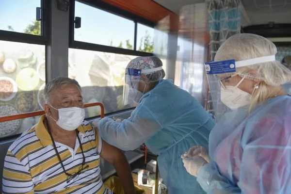 Một người đàn ông được tiêm vaccine Johnson & Johnson trên chiếc xe buýt tiêm chủng ở Bucharest, Romania. Ảnh: APNews.