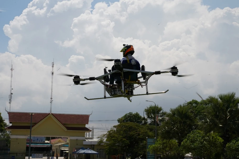 Lonh Vannsith lái thử chiếc máy bay không người lái tại Phnom Penh, Campuchia. Ảnh: Reuters.