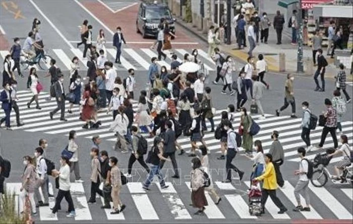 Người dân di chuyển trên đường phố tại Tokyo, Nhật Bản, ngày 28/9/2021. Ảnh: Kyodo/TTXVN