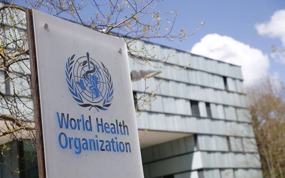 Một logo được vẽ bên ngoài một tòa nhà của Tổ chức Y tế Thế giới (WHO)