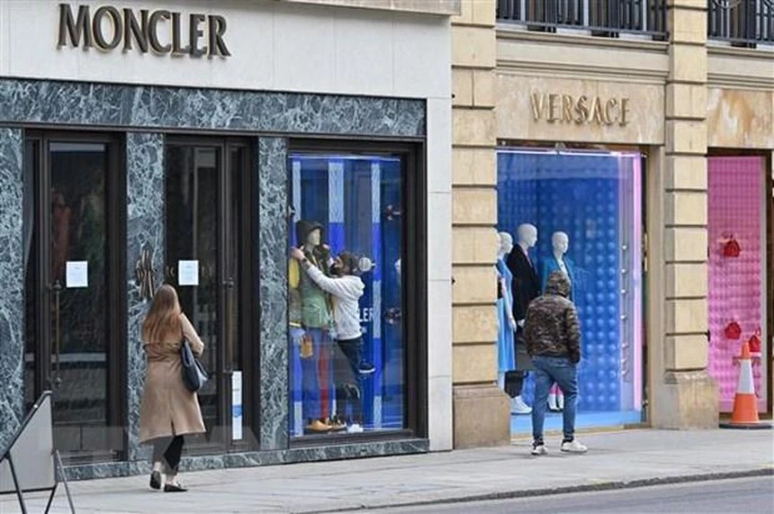 Một cửa hàng thời trang ở London, Anh. (Ảnh: AFP/TTXVN).