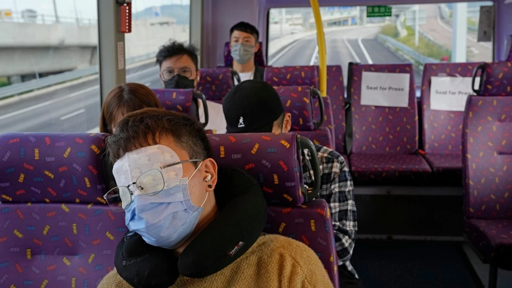 Một hành khách ngủ trên tầng trên của xe buýt hai tầng ở Hồng Kông, Thứ Bảy, ngày 16 tháng 10 năm 2021. (Ảnh AP / Kin Cheung)