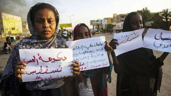 Phụ nữ Sudan biểu tình ở Khartoum hôm 24/10/2021 sau khi quân đội tiếp quản chính quyền dân sự và bắt giữ các quan chức hàng đầu © Mahmoud Hjaj / Anadolu Agency / Getty