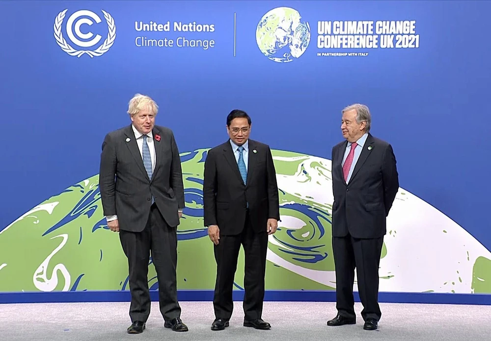 Vietnamese Prime Minister Phạm Minh Chính is welcomed by UK Prime Minister Boris Johnson (left) and UN Secretary-General António Guterres, at the opening of the UN climate summit in Glasgow, Scotland, yesterday. — VNA/VNS Photo