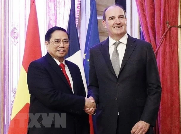 Vietnamese Prime Minister Pham Minh Chính (L) and his French counterpart Jean Castex. VNA Photo