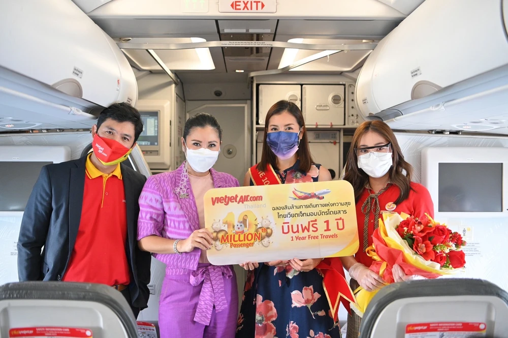 Tourism Authority of Thailand’s representative (2nd from the left) congratulates the 10 millionth passenger on Thai Vietjet’s special flight 