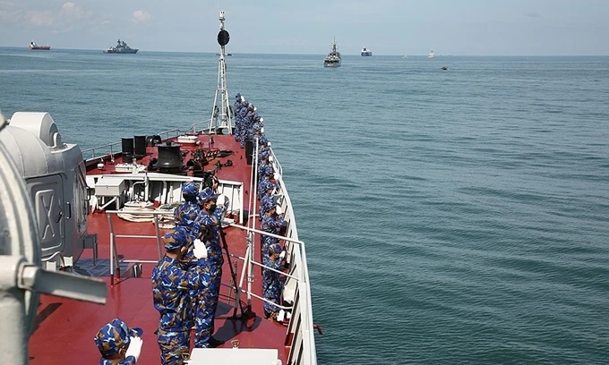 The crew of the frigate 012 Ly Thai To during a ceremony to salute the command ship at the ASEAN – Russia Naval Exercise on November 1, 2021. Photo by Vietnam People’s Navy newspaper