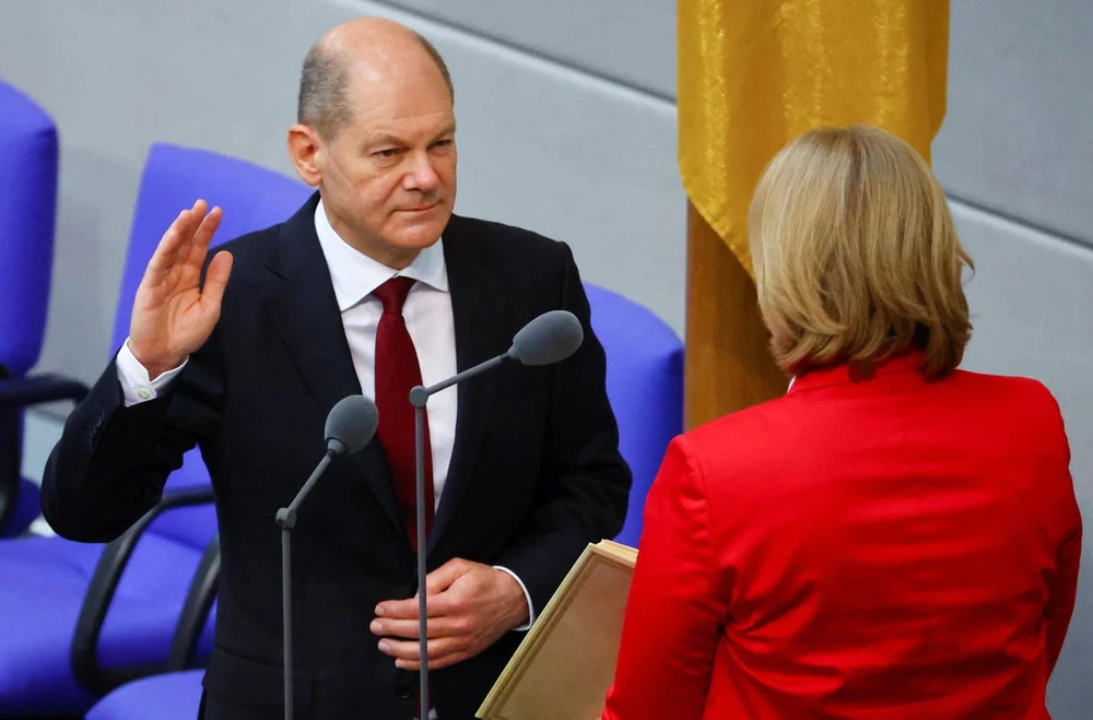  Thủ tướng Đức mới đắc cử Olaf Scholz tuyên thệ nhậm chức trong một phiên họp Hạ viện Đức của Quốc hội Bundestag, tại Berlin, Đức, ngày 8-12-2021. Ảnh: Reuters/Fabrizio Bensch