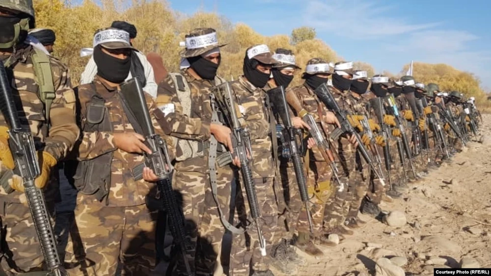 Các binh sĩ Taliban có vũ trang tham gia một buổi huấn luyện ở tỉnh Uruzgan ngày 3/12.