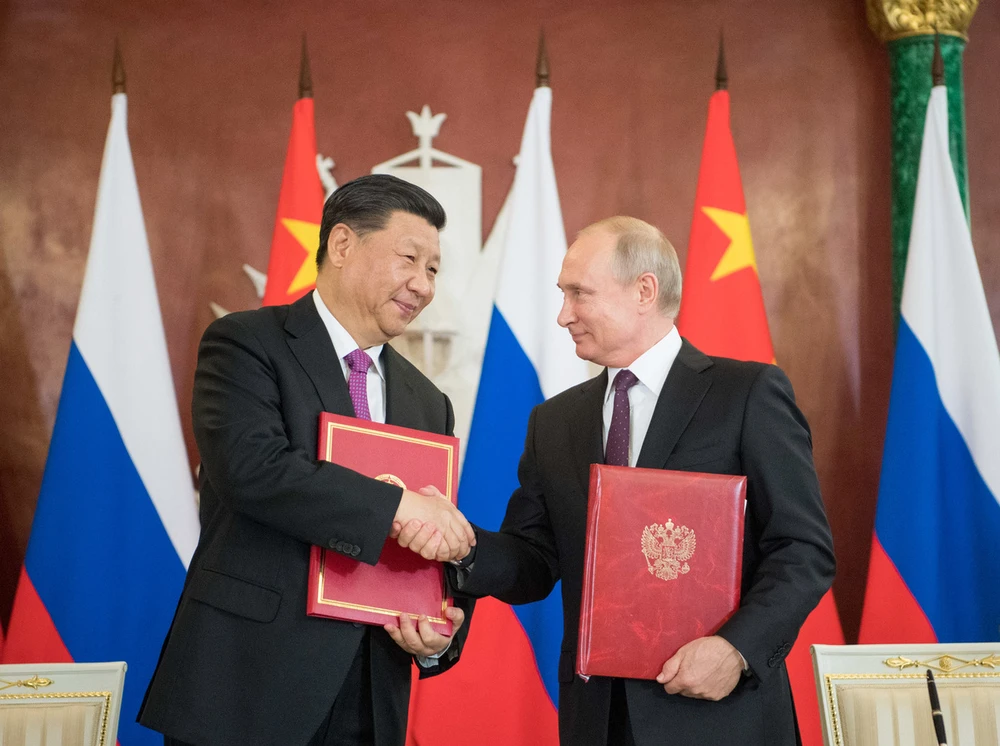  Chủ tịch TQ Tập Cận Bình và Tổng thống Nga Vladimir Putin ký tuyên bố nâng quan hệ song phương lên quan hệ phối hợp đối tác chiến lược toàn diện vào 6-2019. Ảnh: Tân Hoa Xã