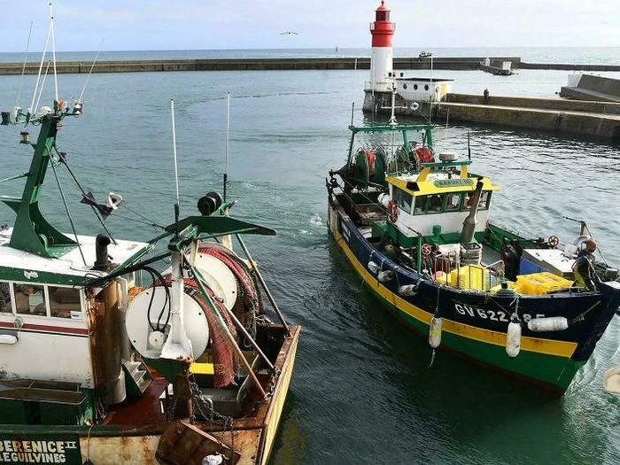 Tàu đánh bắt cá chặn lối vào cảng Calais hồi tháng 11. (Nguồn: AFP)