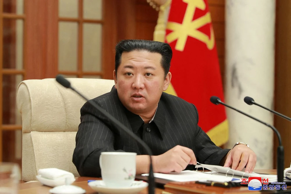 Nhà lãnh đạo Triều Tiên Kim Jong Un tham dự cuộc họp của bộ chính trị Đảng Công nhân cầm quyền ở Bình Nhưỡng, Triều Tiên, ngày 19 tháng 1 năm 2022 trong bức ảnh này do Hãng thông tấn Trung ương Triều Tiên (KCNA) công bố ngày 20 tháng 1 năm 2022.