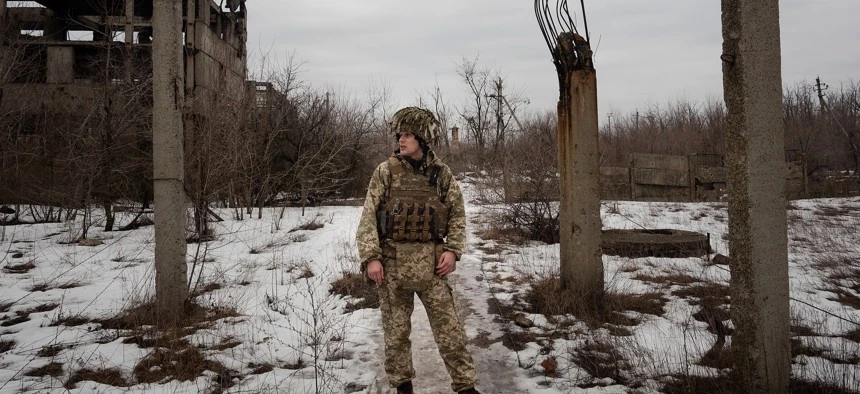 Một binh sĩ Ukraine thuộc Sư đoàn Không quân 25 đứng tại một vị trí quân sự gần Donetsk, vào ngày 11/2/2022 tại Donetsk, Ukraine. Getty Image / GIRBES GAELLE