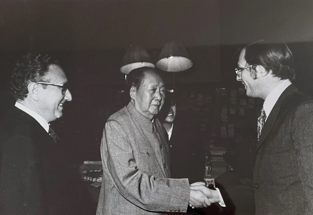  Winston Lord bắt tay Mao Trạch Đông trong chuyến công du TQ năm 1973. Henry Kissinger đứng bên trái. Ảnh: SCMP.