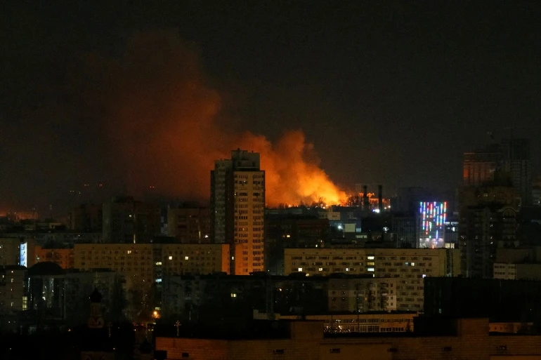 Khói và lửa bốc lên trong cuộc pháo kích gần Kyiv [Gleb Garanich / Reuters]