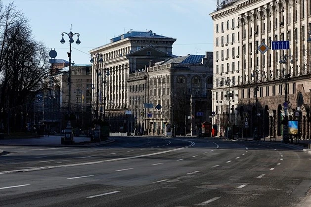 Một con phố vắng vẻ trong giờ giới nghiêm ở Kyiv, Ukraine, ngày 1 tháng 3 năm 2022. @Bloomberg