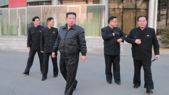 Nhà lãnh đạo CHDCND Triều Tiên Kim Jong Un thị sát Cơ quan Quản lý Phát triển Hàng không Vũ trụ Quốc gia, Bình Nhưỡng, CHDCND Triều Tiên, ngày 10 tháng 3 năm 2022. / Reuters