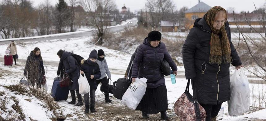 Những người tị nạn chạy trốn khỏi cuộc tấn công của Nga vượt qua miền Tây Ukraine đến biên giới Krakovets với Ba Lan vào ngày 9 tháng 3 năm 2022. DAN KITWOOD / GETTY IMAGES