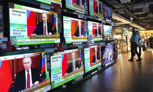Màn hình TV ở Hồng Kông phát tin tức về cuộc tấn công của Nga đối với Ukraine. Ảnh: Vincent Yu / AP