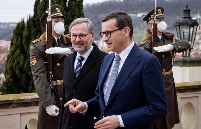 Thủ tướng Ba Lan Mateusz Morawiecki và người đồng cấp Séc Petr Fiala (trái) trong một cuộc gặp. Ảnh: AFP