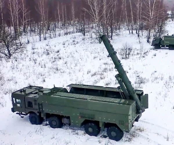 Trong bức ảnh ngày 25 tháng 1 năm 2022, các bệ phóng tên lửa Iskander của quân đội Nga vào các vị trí trong cuộc tập trận ở Nga. (Bộ Quốc phòng Nga qua AP, File)
