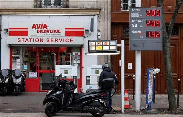 Một trạm bán xăng dầu tại Paris (Pháp). (Ảnh: AFP/TTXVN)