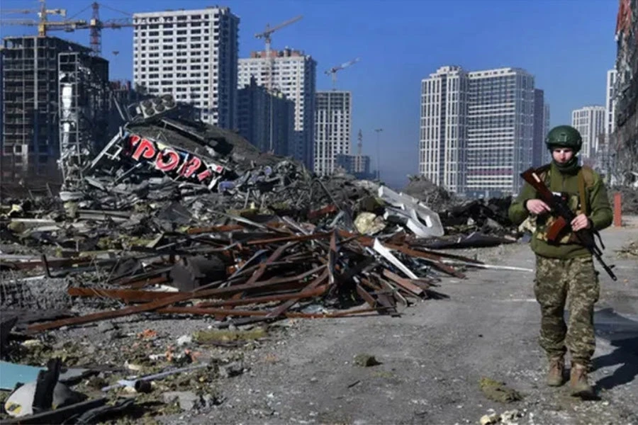 Khu trung tâm thương mại ở Kiev bị phá hủy sau một trận không kích của Nga. Ảnh: REX