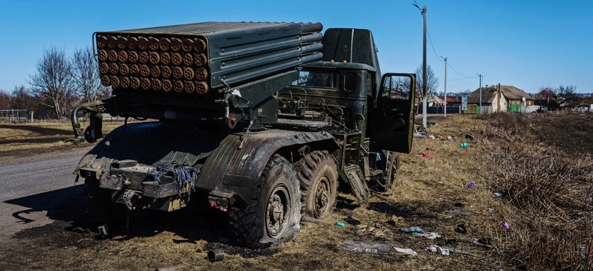 Một bệ phóng tên lửa của Nga bị bỏ rơi trên đường, ở Prudyanka, Ukraine, Thứ Ba, ngày 22/3/2022. (MARCUS YAM / LOS ANGELES TIMES)