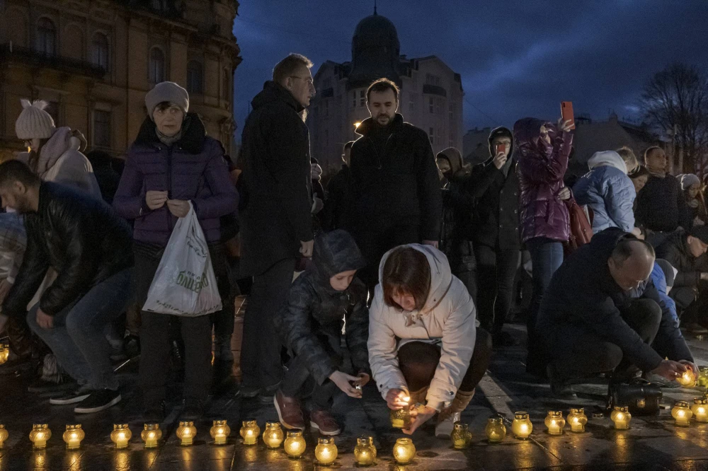 Thắp nến tưởng niệm các nạn nhân cuộc tấn công Ukraine. 