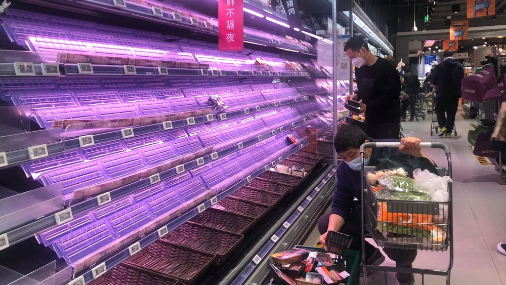 Những kệ hàng trống rỗng trong siêu thị ở Thượng Hải ngày 30/3/2022. AP Photo/Chen Si, File)