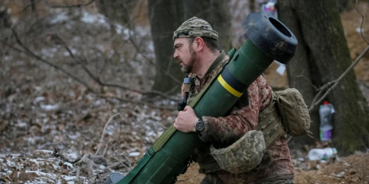 Một quân nhân Ukraine với hệ thống tên lửa Javelin tại một vị trí tiền tuyến ở khu vực phía bắc Kyiv, Ukraine Ngày 13/3/2022. REUTERS / Gleb Garanich /