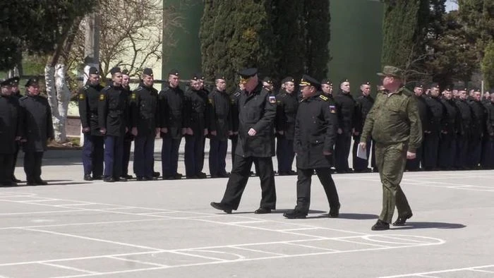 Các thành viên trong đoàn thủy thủ của tàu Moskva (ảnh cắt từ video của Bộ Quốc phòng Nga).