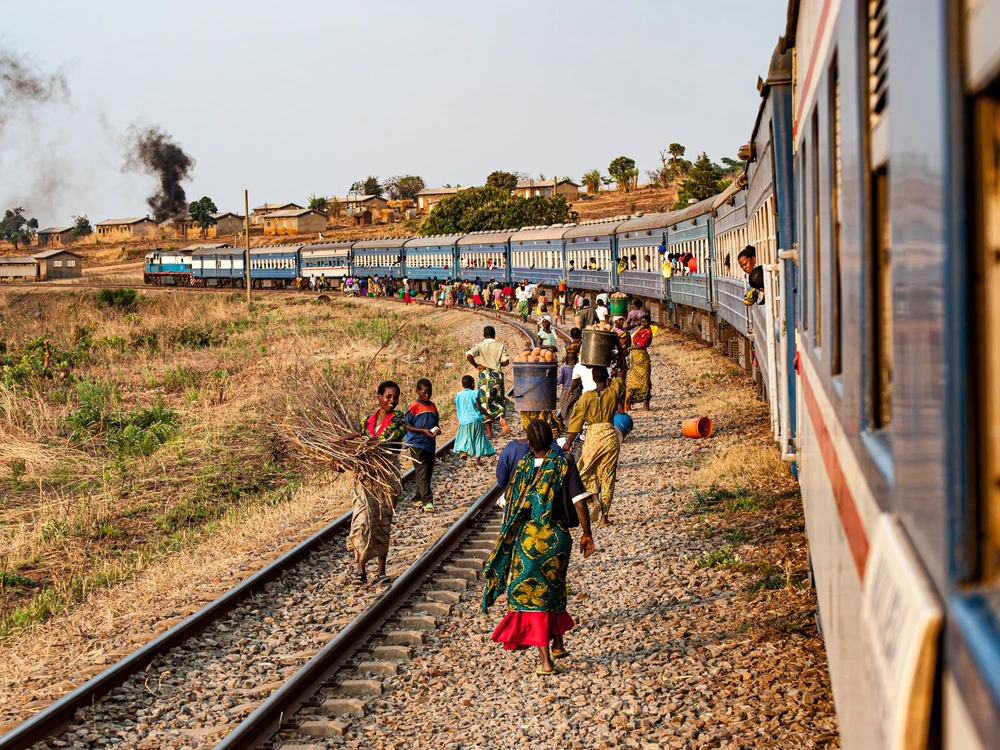  Đường sắt Tazara là một tuyến đường sắt ở Đông Phi nối cảng Dar es Salaam ở phía đông Tanzania với thị trấn Kapiri Mposhi ở tỉnh Trung tâm Zambia.
