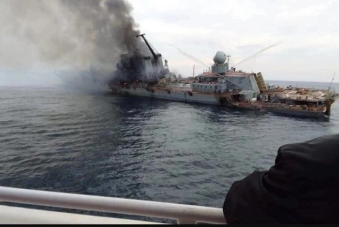 Hình ảnh được cho là soái hạm Moskva của Hạm đội Biển Đen Nga bị cháy trước khi chìm. (Ảnh: The Moscow Times)