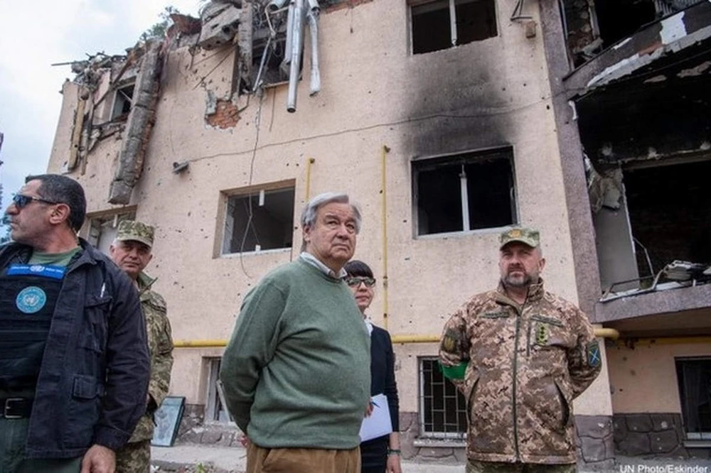 Tổng thư ký Liên hợp quốc António Guterres đang viếng thăm Kiev khi Nga bắn tên lửa vào thành phố. @AP