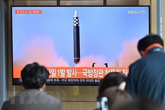 Người dân theo dõi vụ phóng vật thể bay của Triều Tiên qua tin tức trên truyền hình tại nhà ga ở Seoul, Hàn Quốc ngày 4/5. (Ảnh: AFP/TTXVN)