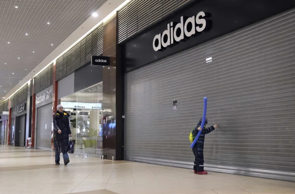  Adidas, Reebok và các cửa hàng khác đóng cửa trong một trung tâm mua sắm ở St Petersburg, Nga. Ảnh: AP