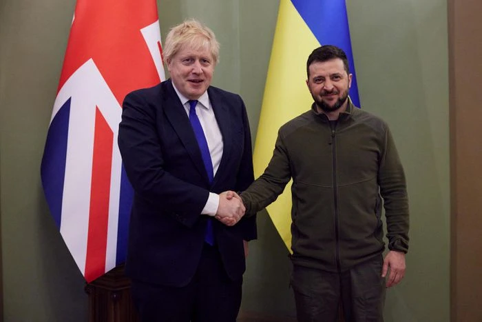 Thủ tướng Anh Boris Johnson gặp Tổng thống Ukraine Volodymyr Zelensky trong chuyến thăm Kiev hồi tháng 4. Ảnh: Reuters