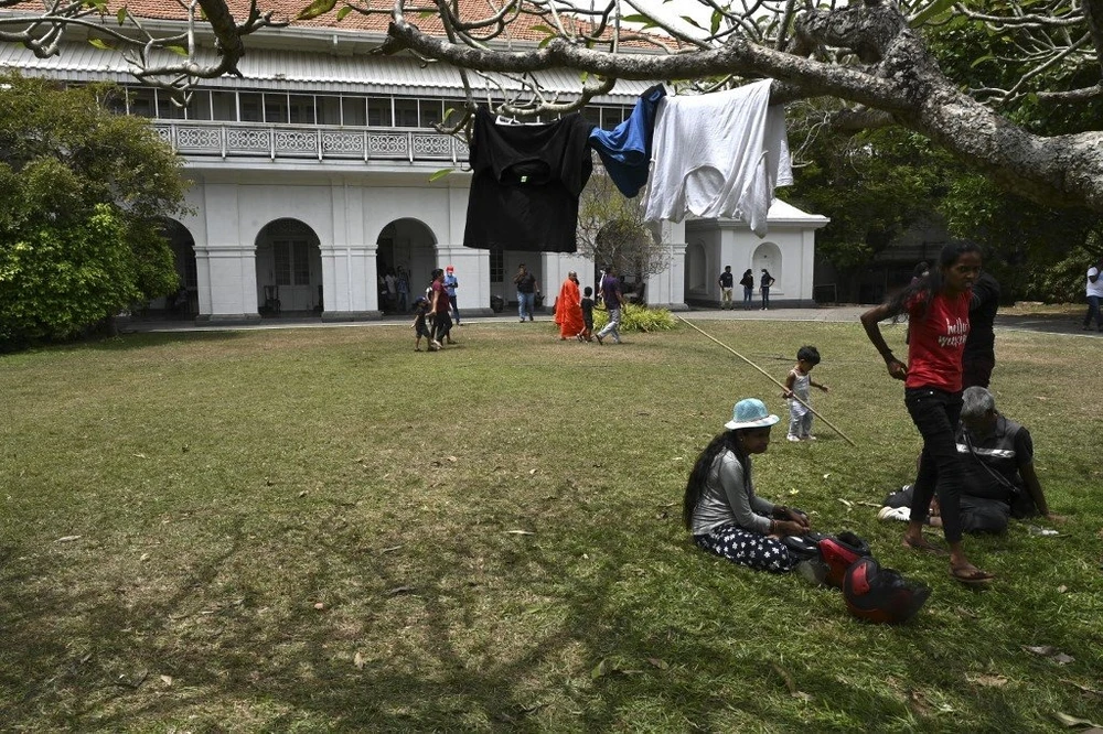 Người biểu tình nấu ăn, phơi đồ trong dinh thự của thủ tướng Sri Lanka