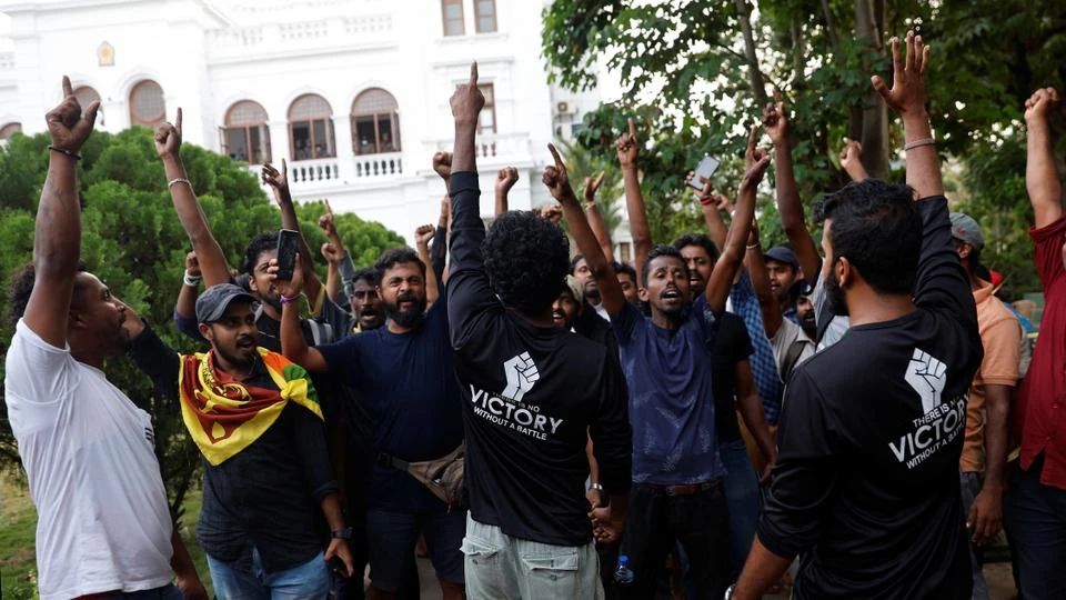 Người biểu tình Sri Lanka ăn mừng. 