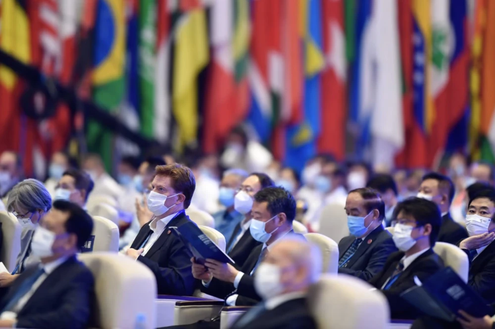  Các đại biểu lắng nghe diễn giả tại Hội nghị Internet Thế giới năm ngoái ở Wuzhen. Ảnh: Xinhua