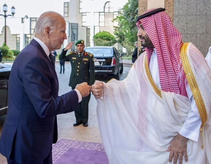 Thái tử Saudi Arabia Mohammed bin Salman (bên phải) chào đón Tổng thống Mỹ Joe Biden tại Cung điện Hoàng gia Al-Salam ở Jeddah, ngày 15/7. (Nguồn: AP)