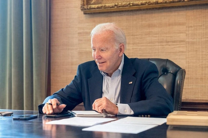 Một bức ảnh trên tài khoản Twitter của Biden cho thấy ông đang mỉm cười, mặc một chiếc áo khoác và ngồi vào bàn với giấy tờ.