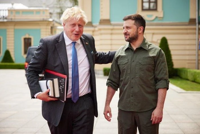 Thủ tướng Anh (trái) và Tổng thống Ukraine tại Kiev. Ảnh: CNN