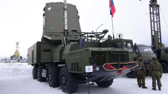 Hệ thống phòng không tối tân S-300PM2 'Favorit' của Nga có thể bắn hạ tất cả các loại mục tiêu như máy bay, tên lửa đạn đạo, tên lửa hành trình và cả vũ khí siêu thanh. (Nguồn: Twitter)