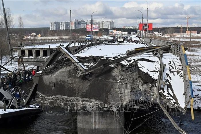 Một cây cầu bị phá hủy trong xung đột tại thành phố Irpin, Ukraine, ngày 8/3/2022. Ảnh: AFP/TTXVN