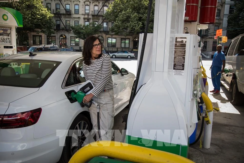 Khách hàng bơm xăng tại một trạm xăng ở New York, Mỹ, ngày 10/6/2022. Ảnh: THX/TTXVN